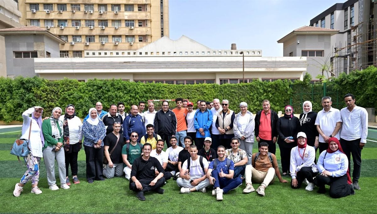 بحضور العمداء و500 طالب.. رئيس جامعة القاهرة يشارك الطلاب ماراثون الدراجات ومباراة كرة قدم