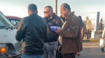 6500 ملصق.. نشر تعريفة الركوب الجديدة على سيارات الأجرة بالإسكندرية لمنع استغلال الركاب