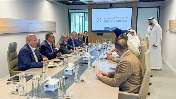 تعزيزًا للتعاون مع مجموعة موانئ أبو ظبي.. رئيس اقتصادية قناة السويس يزور ميناء خليفة ومدينة KEZAD وشركة Noatum