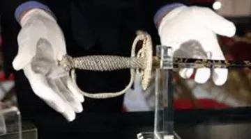 عمره 200 عام.. عرض سيف نابليون للبيع بـ مزاد مقابل مليون يورو في باريس