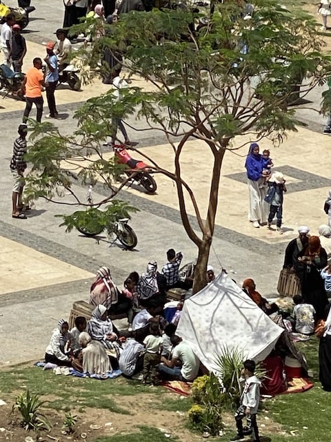 أهالي الأقصر يهربون بالخيام من الجو للاحتفال بشم النسيم