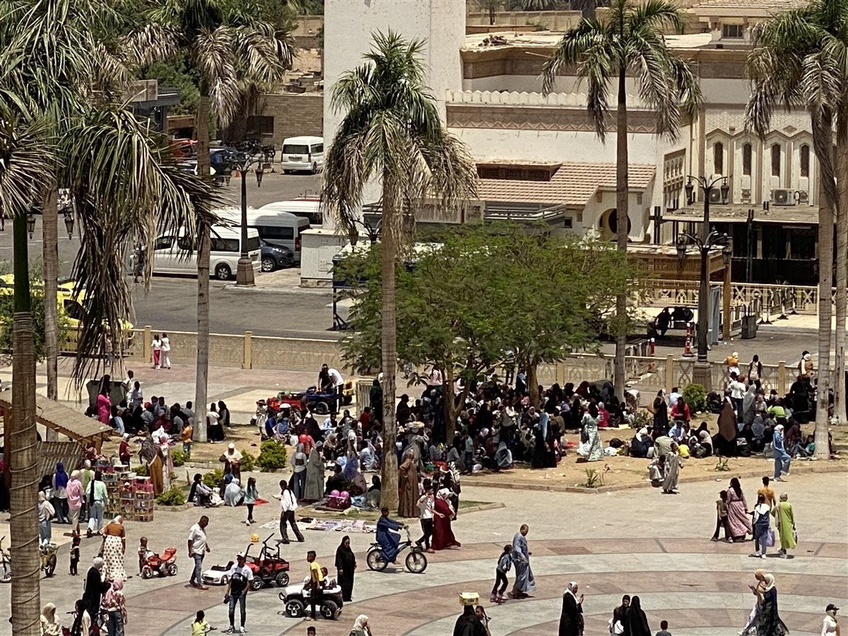 أهالي الأقصر يهربون بالخيام من الجو للاحتفال بشم النسيم