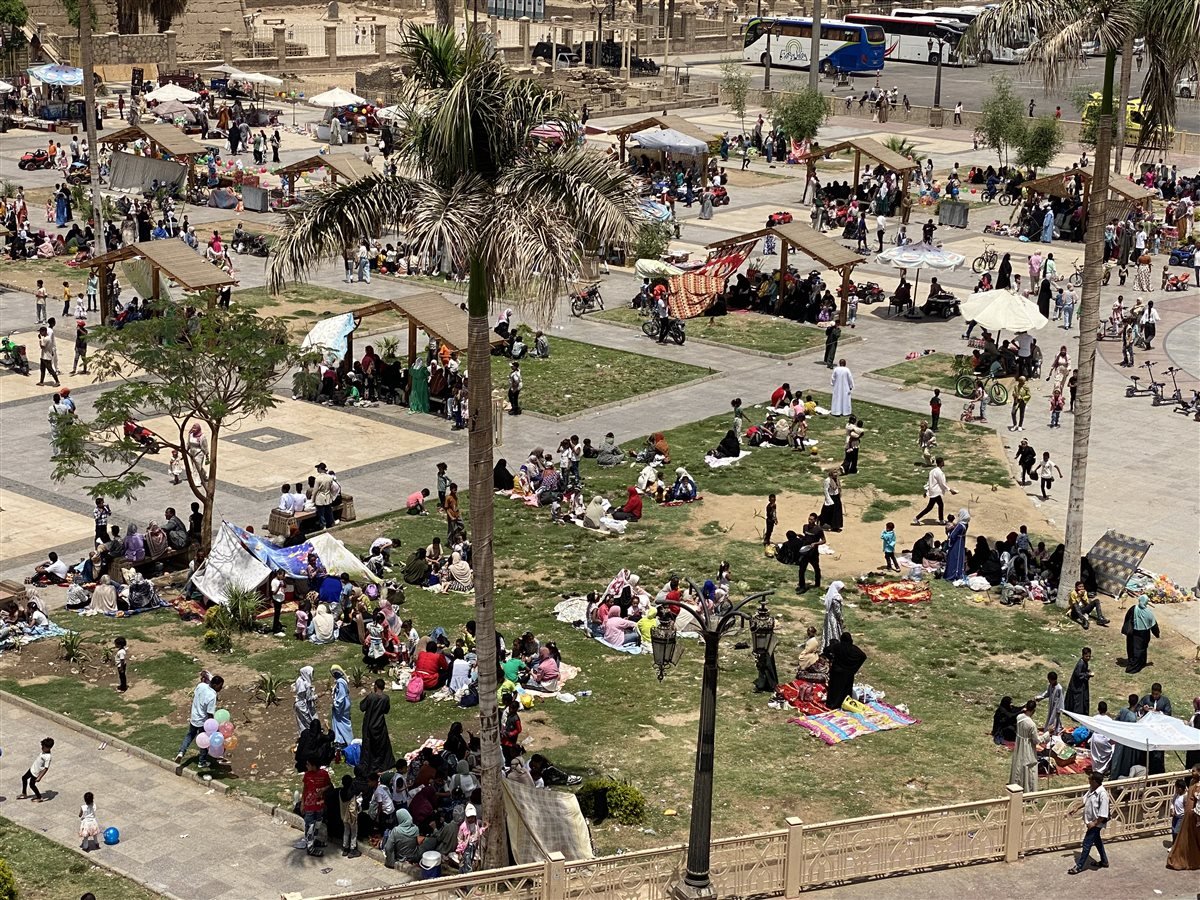 أهالي الأقصر يهربون بالخيام من الجو للاحتفال بشم النسيم