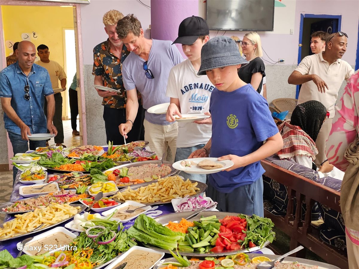 سائحين المان يأكلون الفسيخ في شم النسيم بالأقصر