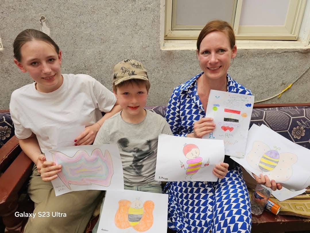 سائحين المان يأكلون الفسيخ في شم النسيم بالأقصر