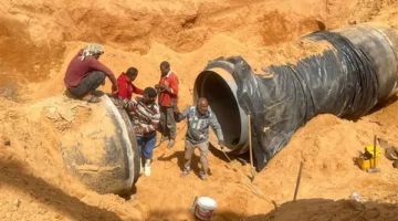 كسر مفاجئ في خط مياه رئيسي بطريق بلبيس.. وجهاز العاشر من رمضان يدفع بفرق الصيانة