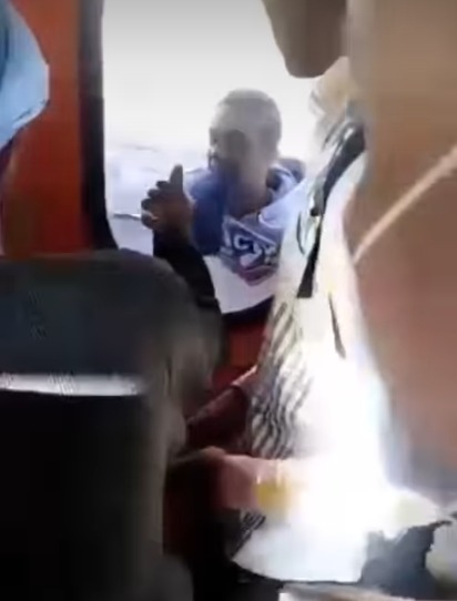 لقطات من فيديو شاب معلق بباب قطار سكة حديد 