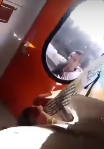 لقطات من فيديو شاب معلق بباب قطار سكة حديد 