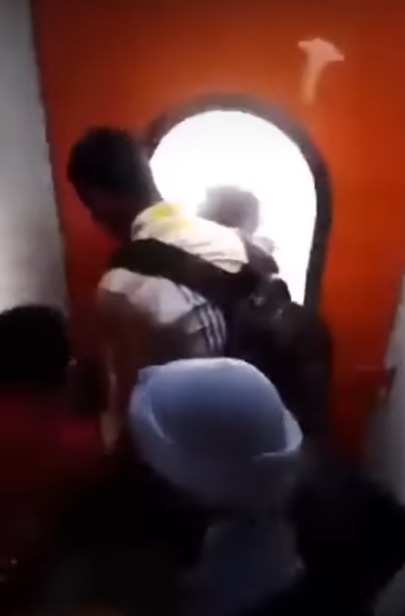 لقطات من فيديو شاب معلق بباب قطار سكة حديد 