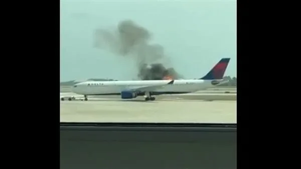 اشتعال النيران في محرك طائرة داخل مطار أورلاندو| فيديو