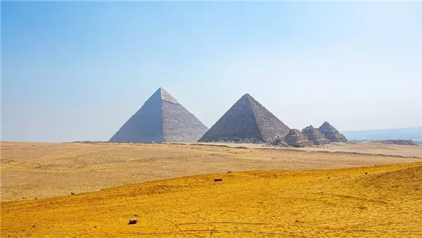 مستشار وزير السياحة الأسبق: منطقة الأهرامات ليست حقل تجارب.. ويوجد بها الأن نحو 6 أتوبيسات مستشار وزير السياحة الأسبق: منطقة الأهرامات ليست حقل تجارب.. ويوجد بها الأن نحو 6 أتوبيسات