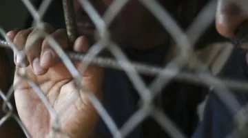 محاكمة عاطل لاتهامه بحيازة مخدرات في الجيزة