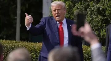 ترامب يحمل بايدن مسؤولية تراجع الاقتصاد الأمريكي ويدافع عن الرسوم الجمركية