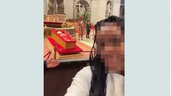 مشيعون يلتقطون سيلفي مع نعش البابا فرانسيس ويتسببون في غضب السوشيال ميديا مشيعون يلتقطون سيلفي مع نعش البابا فرانسيس ويتسببون في غضب السوشيال ميديا