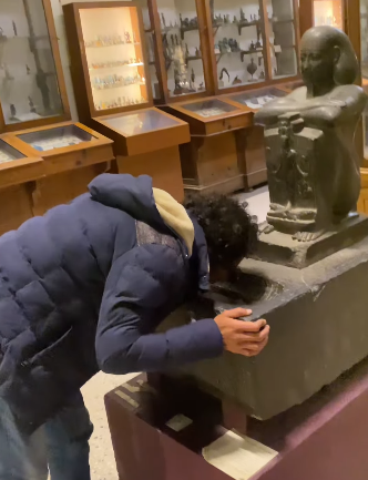 الصور المتداولة لوضع المياه على التمثال 