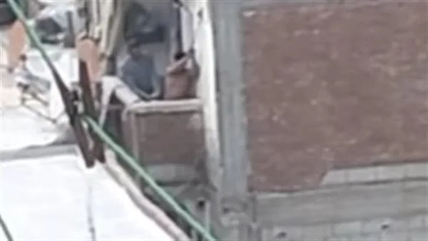 أب يعلق طفله من يده بشرفة عقار في الإسكندرية.. والقومي للطفولة: قدمنا بلاغا وجار التحقيق معه