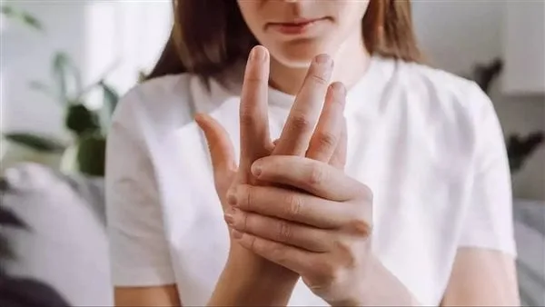 أبرزها وضعية النوم.. أسباب تيبس المفاصل