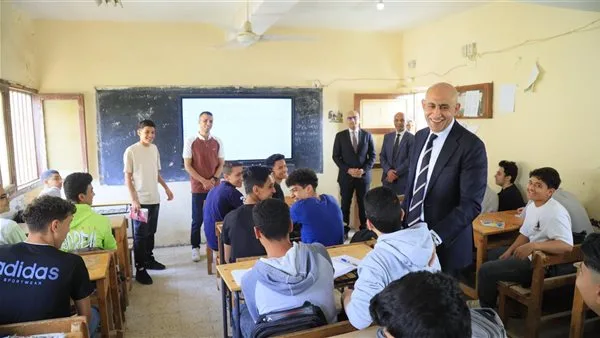 أجرى حوارًا مع الطلاب.. جولة مفاجئة لوزير التعليم بمدارس الشرقية