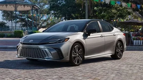 أسعار ومواصفات تويوتا كامري 2025 في الإمارات