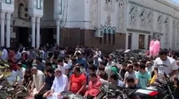 أهالي الإسماعيلية يؤدون صلاة الجنازة على جثماني طبيب وزوجته ضحايا حادث | بث مباشر