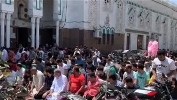 أهالي الإسماعيلية يؤدون صلاة الجنازة على جثماني طبيب وزوجته ضحايا حادث | بث مباشر أهالي الإسماعيلية يؤدون صلاة الجنازة على جثماني طبيب وزوجته ضحايا حادث | بث مباشر