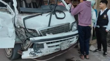 إصابة 10 أشخاص إثر تصادم سيارة نقل بميكروباص على طريق الواحات في أكتوبر