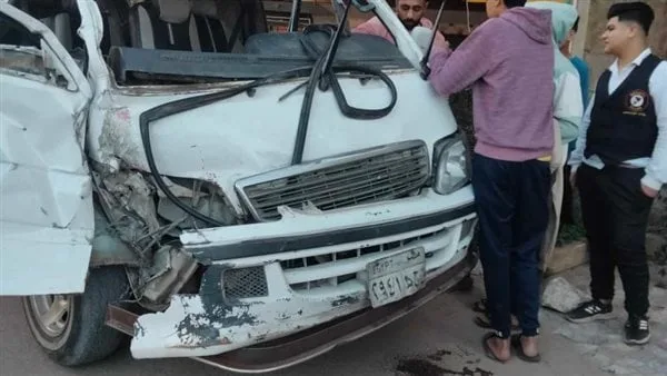 إصابة 10 أشخاص إثر تصادم سيارة نقل بميكروباص على طريق الواحات في أكتوبر