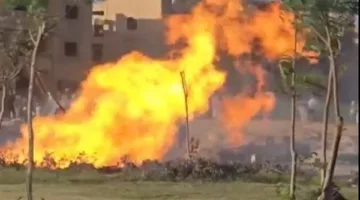 إصابة 7 أشخاص في حريق عدد من السيارات على طريق الواحات بسبب كسر خط غاز| بث مباشر