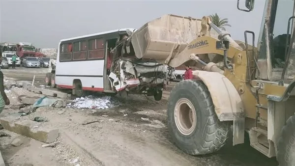 إعادة فتح الطريق الإقليمي بالمنوفية بعد رفع آثار حادث تصادم أتوبيس وسيارة نقل | صور