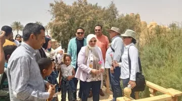 احتفالا بشم النسيم.. رئيس مدينة يوسف الصديق تستقبل زوار المناطق السياحية بالورود | صور