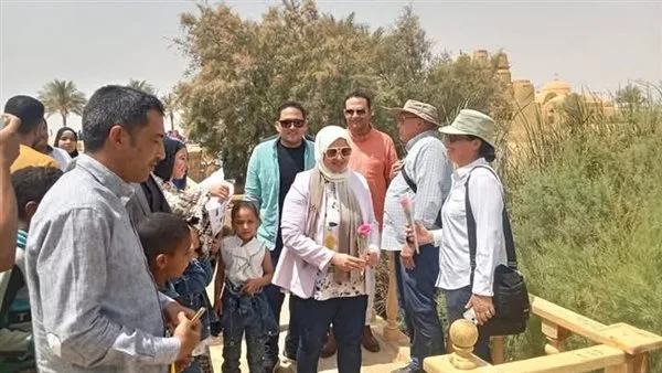 احتفالا بشم النسيم.. رئيس مدينة يوسف الصديق تستقبل زوار المناطق السياحية بالورود | صور