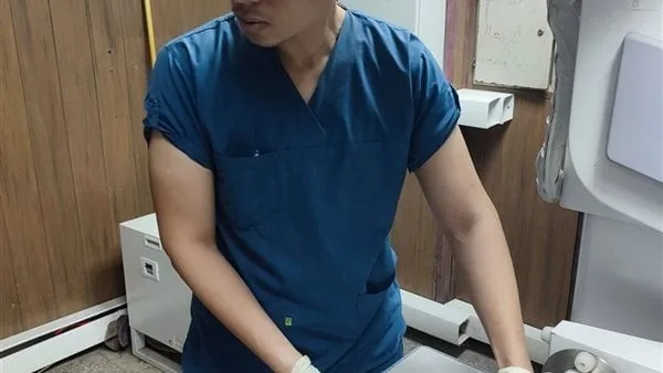 الأهل جايين بالإيد قبل المريض نفسه.. طبيب يحكي تفاصيل إعادة يد مبتورة: بعدها بشهور سلم عليا بنفس الإيد الأهل جايين بالإيد قبل المريض نفسه.. طبيب يحكي تفاصيل إعادة يد مبتورة: بعدها بشهور سلم عليا بنفس الإيد