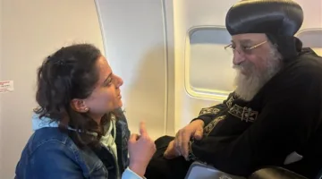 البابا تواضروس الثاني يجلس مع مجموعة من أبناء الكنيسة في الطائرة إلى بولندا | صور