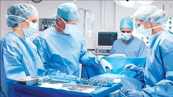 البصة في وشهم بتشفي العليل فما بالك بالجراح الشقيان.. منشور لطبيب عن الممرضات بغرف العمليات يثير جدلا