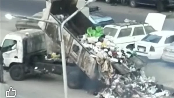 البيئة تحيل سائق سيارة مخلفات للتحقيق بعد إلقاء المخلفات بأحد شوارع إمبابة