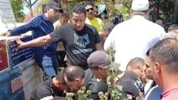 المئات من بورسعيد يشيعون جثمان شاب لقي مصرعه غرقًا خلال محاولة إنقاذه فتاة| بث مباشر المئات من بورسعيد يشيعون جثمان شاب لقي مصرعه غرقًا خلال محاولة إنقاذه فتاة| بث مباشر