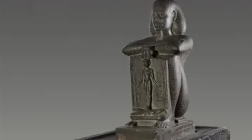 المتحف المصري بالتحرير يعرض تمثالا فريدا لـ الكاهن جد حور | صور