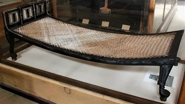 المتحف المصري بالتحرير يعرض سريرًا فريدًا من الخشب يعود إلى عصر الدولة الحديثة