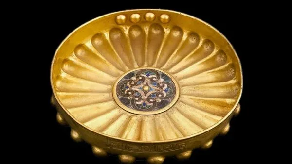 المتحف المصري بالتحرير يعرض وعاءً ذهبيًا لقائد جيش الملك بسوسنس الأول المتحف المصري بالتحرير يعرض وعاءً ذهبيًا لقائد جيش الملك بسوسنس الأول