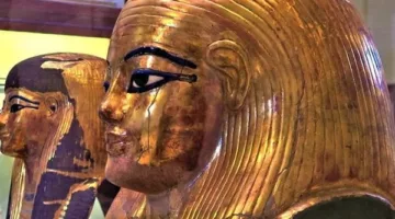 المتحف المصري بالتحرير يلقي الضوء على القناع الذهبي ليويا والد الملكة تي