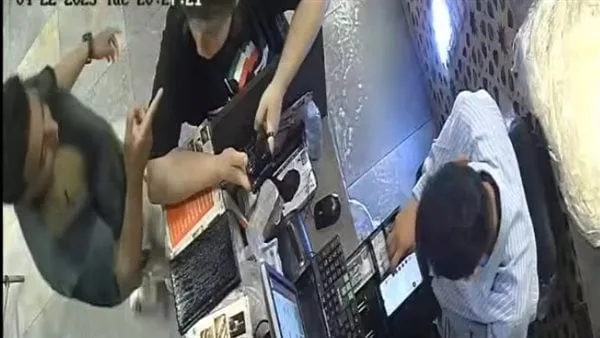 المتهم بصفع زميلته داخل مطعم بمدينة نصر: أنا غلطان ومستعد للتصالح بس هي حابه الشو المتهم بصفع زميلته داخل مطعم بمدينة نصر: أنا غلطان ومستعد للتصالح بس هي حابه الشو