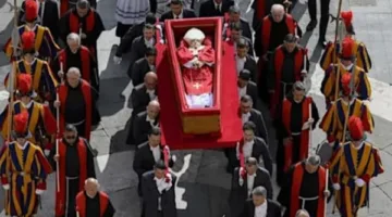 الوداع الأخير.. أكثر من 200 ألف شخص يُشيعون البابا فرنسيس في جنازة تاريخية