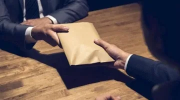 بدء محاكمة نقيب المعلمين وآخرين بتهمة تلقي رشوة