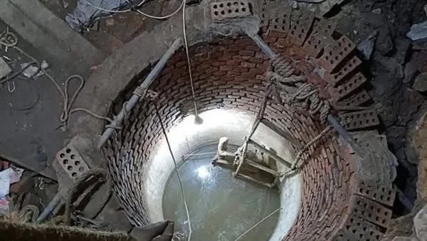 انتشال جثة أحد المتوفين خلال التنقيب عن الآثار بالفيوم