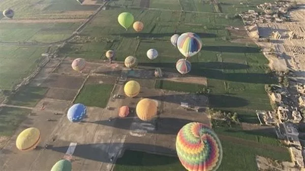 انتعاشة قوية لرحلات البالون الطائر بالأقصر.. 2000 سائح يحلقون في السماء بعد التوقف بسبب الرياح انتعاشة قوية لرحلات البالون الطائر بالأقصر.. 2000 سائح يحلقون في السماء بعد التوقف بسبب الرياح