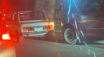 انقلاب تريلا محملة بمواد بناء أعلى طريق الأوتوستراد في حلوان| صور