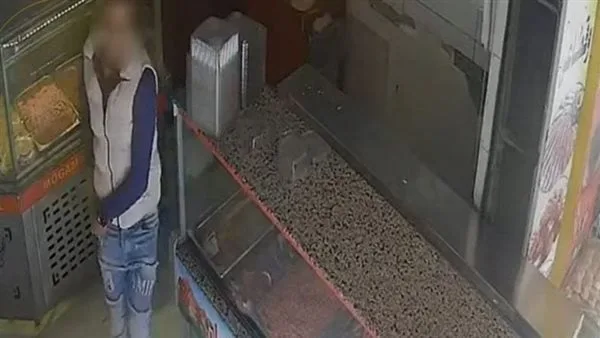 بأسلوب المغافلة.. القبض على المتهم بسرقة هاتف من داخل محل في الإسكندرية بأسلوب المغافلة.. القبض على المتهم بسرقة هاتف من داخل محل في الإسكندرية