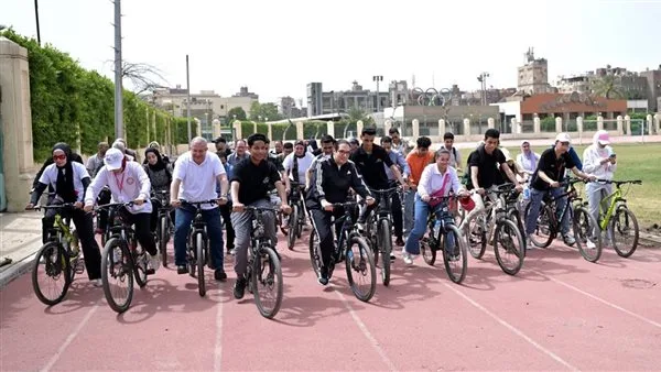 بحضور العمداء و500 طالب.. رئيس جامعة القاهرة يشارك الطلاب ماراثون الدراجات ومباراة كرة قدم بحضور العمداء و500 طالب.. رئيس جامعة القاهرة يشارك الطلاب ماراثون الدراجات ومباراة كرة قدم