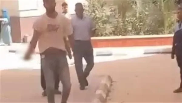 بسبب فيديو تيك توك.. جامعة سوهاج تكشف ملابسات نشوب مشاجرة بين طالبين بالحرم الجامعي | بث مباشر بسبب فيديو تيك توك.. جامعة سوهاج تكشف ملابسات نشوب مشاجرة بين طالبين بالحرم الجامعي | بث مباشر