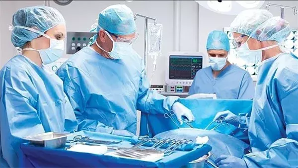 بعد إعلان نقابة الأطباء التحقيق معه.. أستاذ طب قصر العيني: تفاجأت برد الفعل والمنشور للإشادة بالتمريض